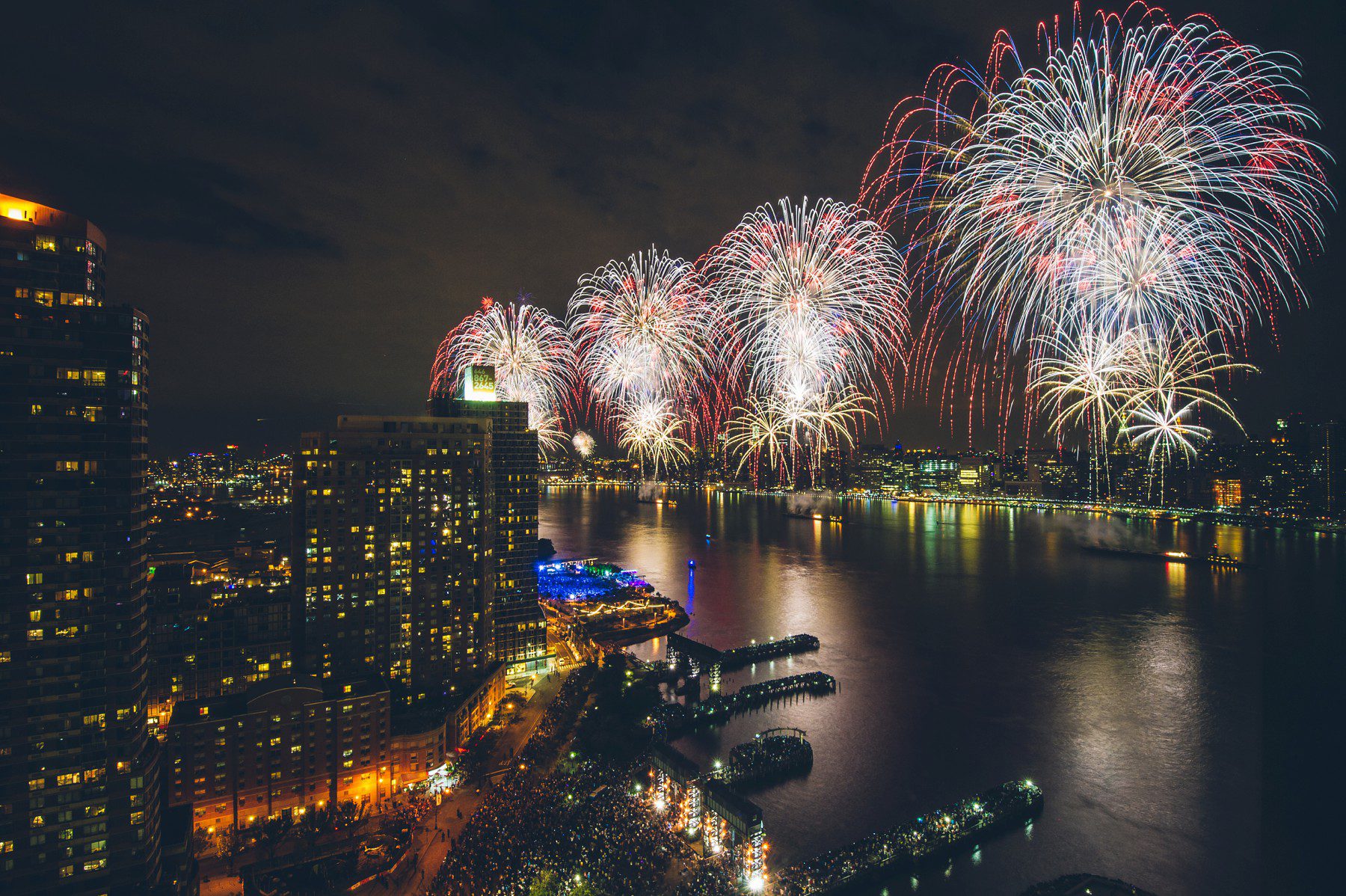 independence day maces 4th of july fireworks from gantry park in Long Island City